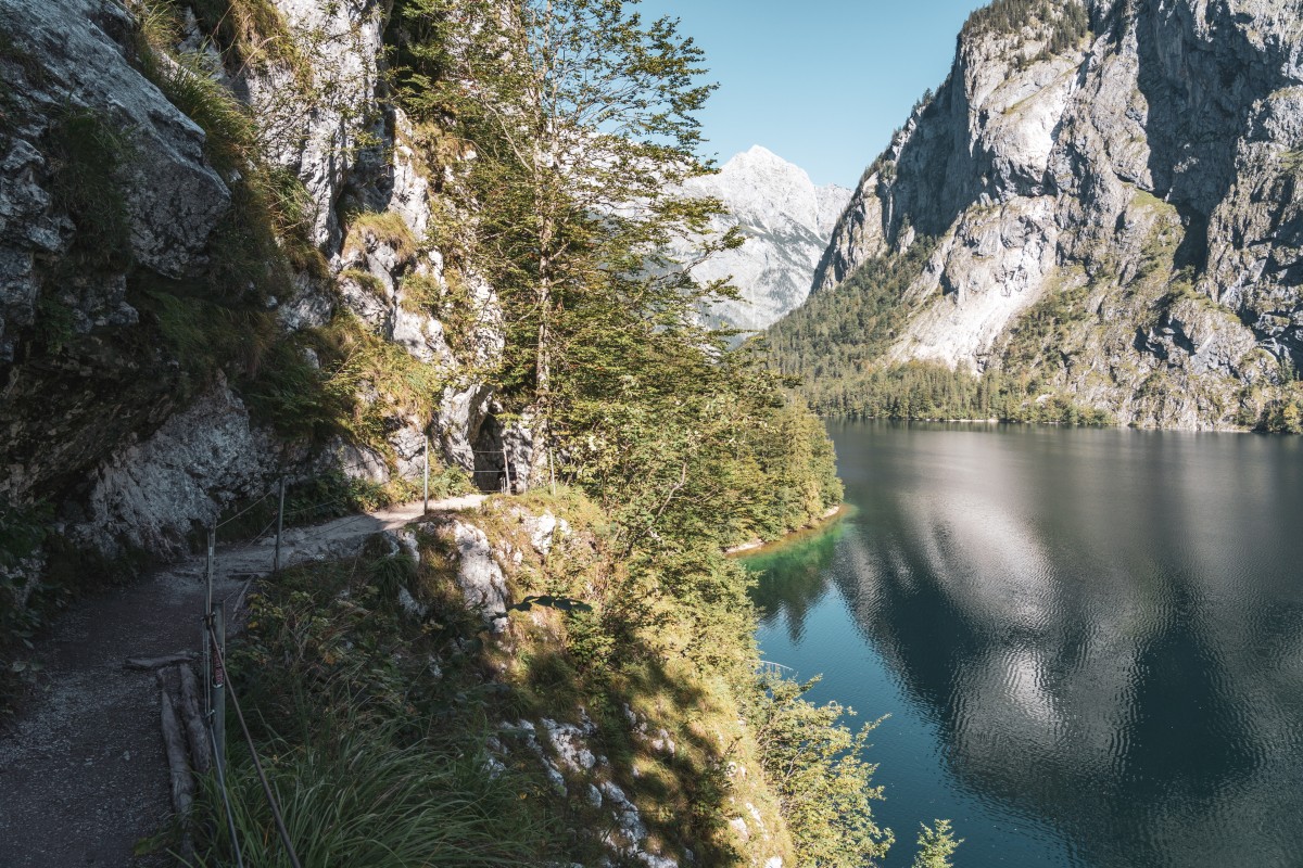 Wanderweg am Obersee im Nationalpark Berchtesgaden