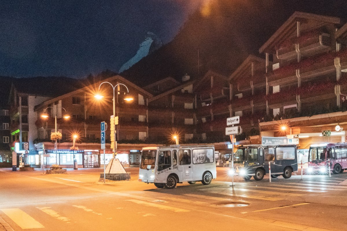 Bahnhofsplatz in Zermatt am frühen Morgen