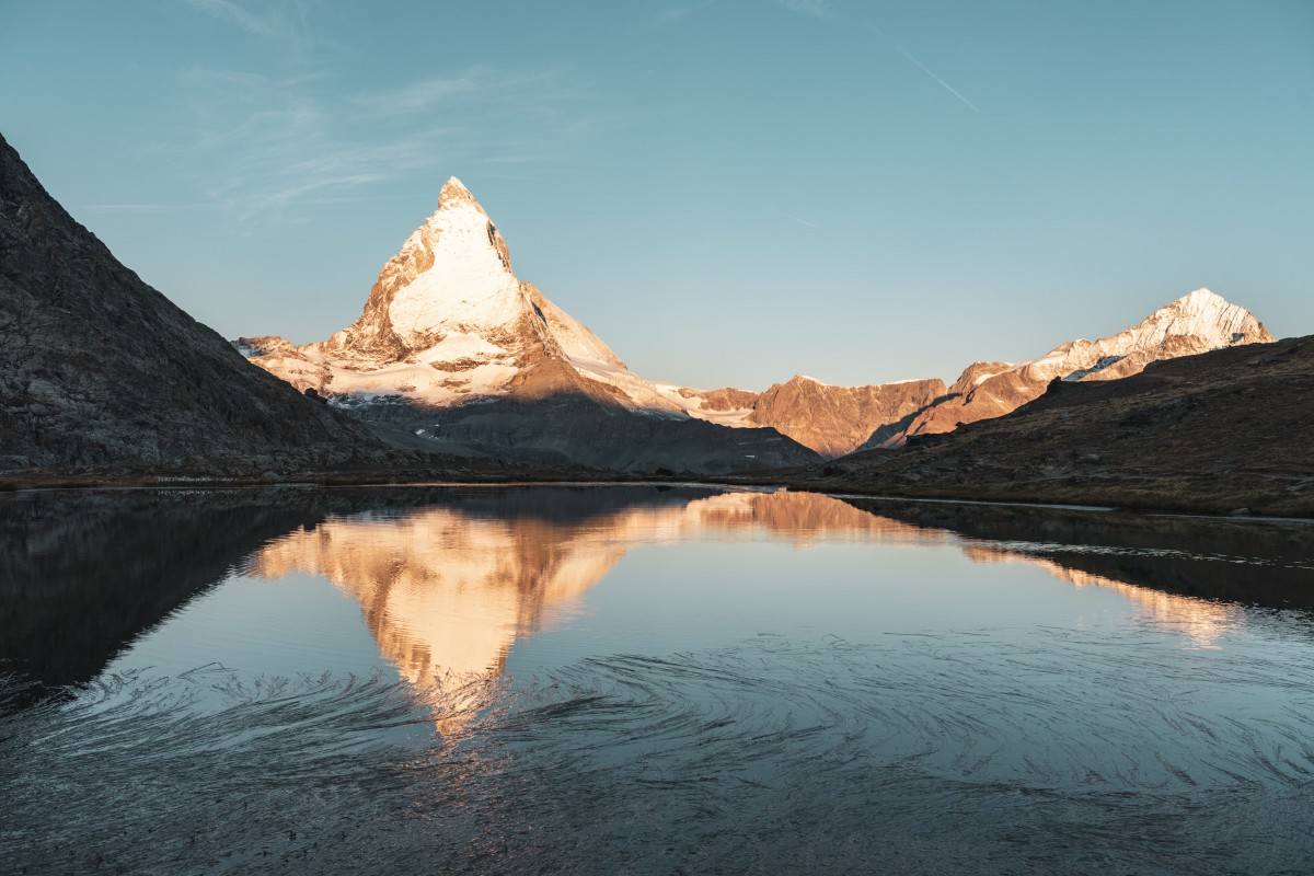 Sonnenaufgang am Matterhorn mit Spiegelung im Riffelsee am Gornergrat