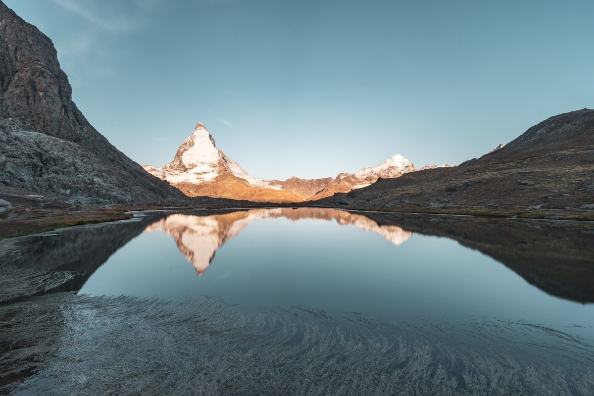 Sonnenaufgang am Matterhorn mit Spiegelung im Riffelsee am Gornergrat