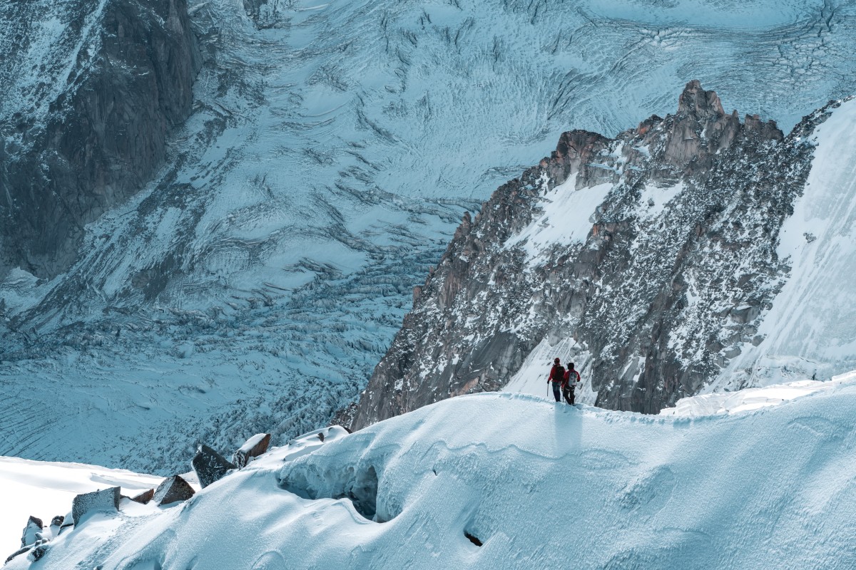 Bergsteiger an der Aiguille du Midi auf dem Weg ins Vallée Blanche