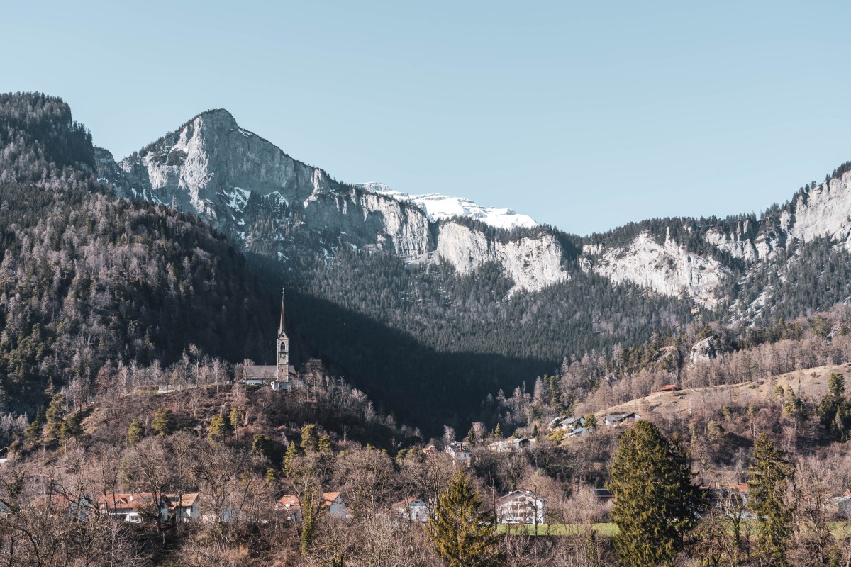 Tamins mit Kirche