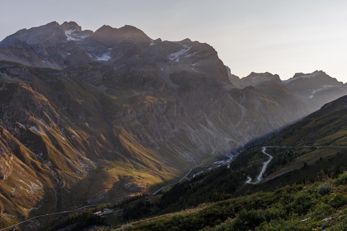 Straße zum Col de l'Iséran im Sonnenaufgang