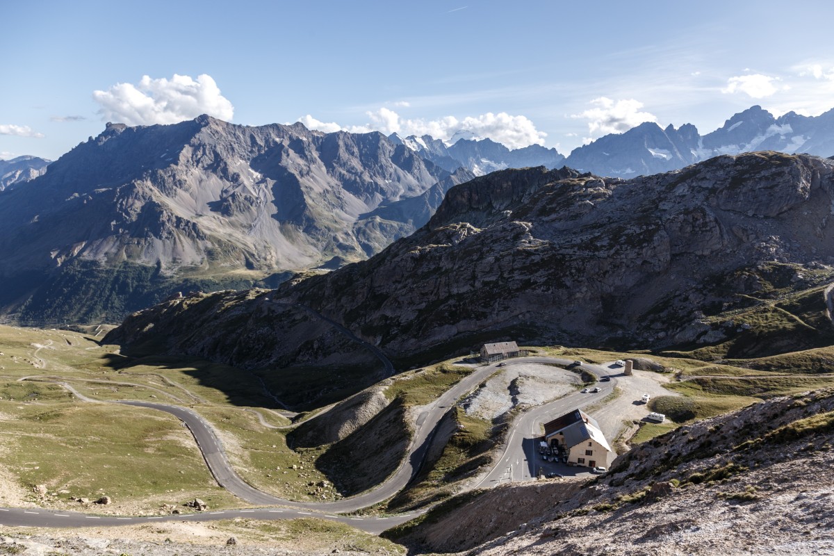 Passstraße zum Col du Galibier im Sonnenuntergang