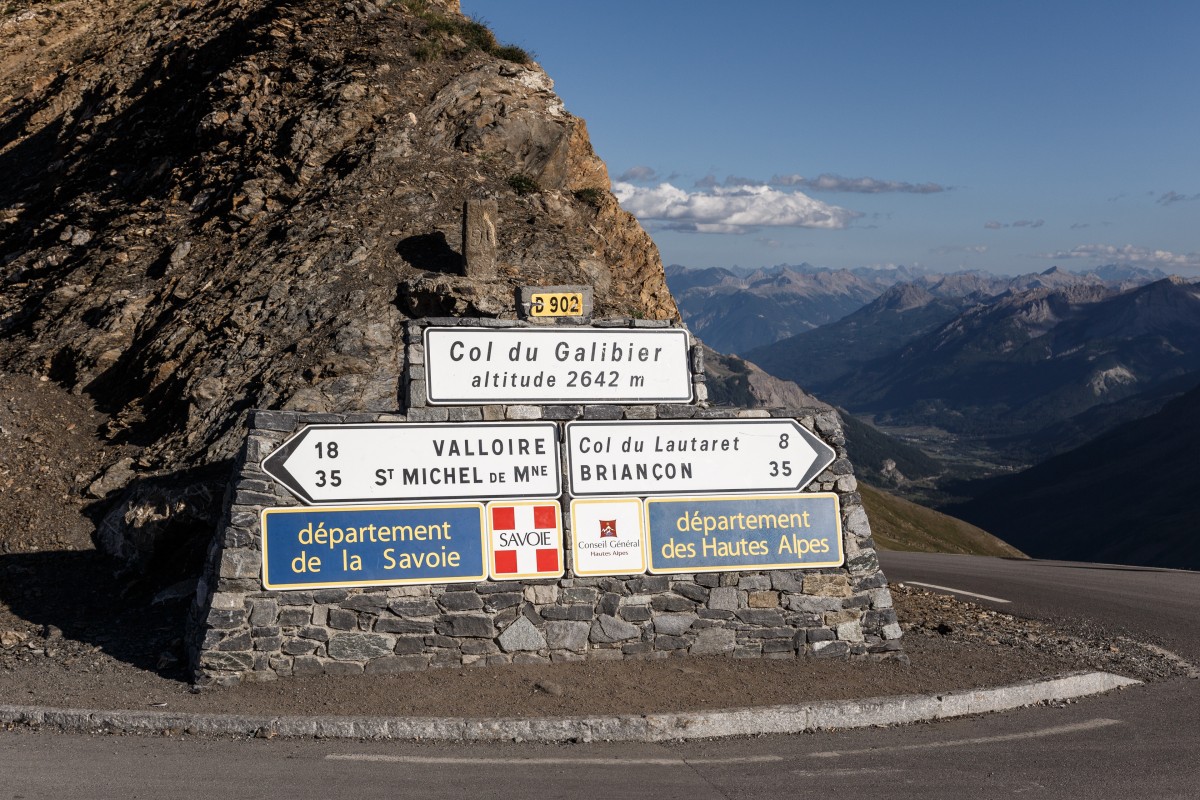 Col du Galibier mit Verkehrsschild auf der Passhöhe