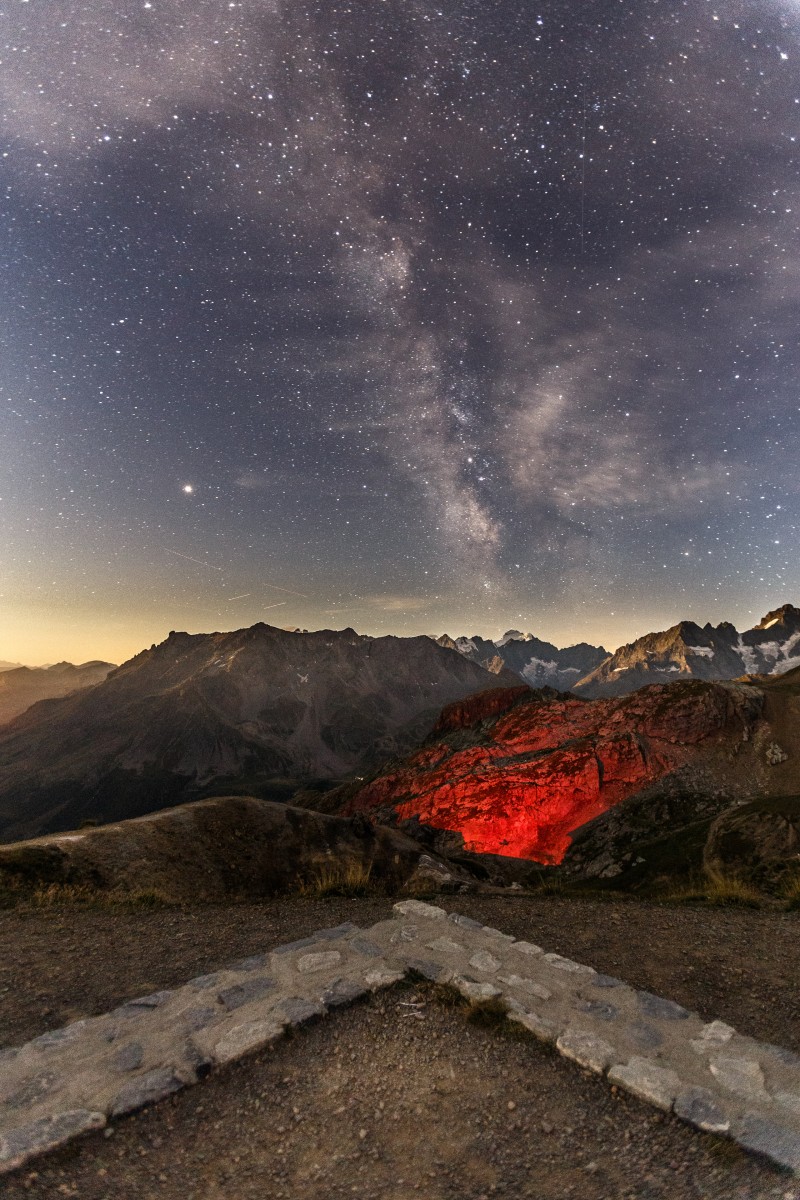 Milchstraße und Sterne über dem Col du Galibier in den französischen Alpen