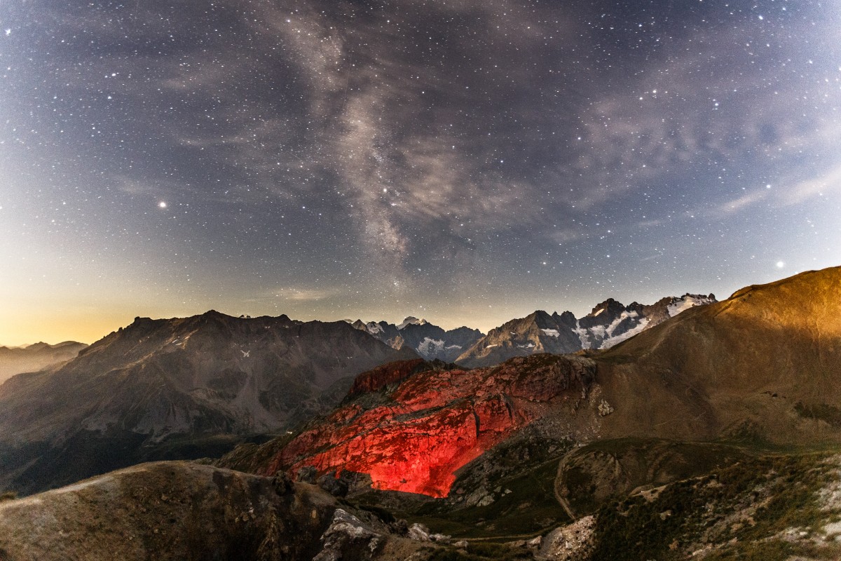 Milchstraße und Sterne über dem Col du Galibier in den französischen Alpen