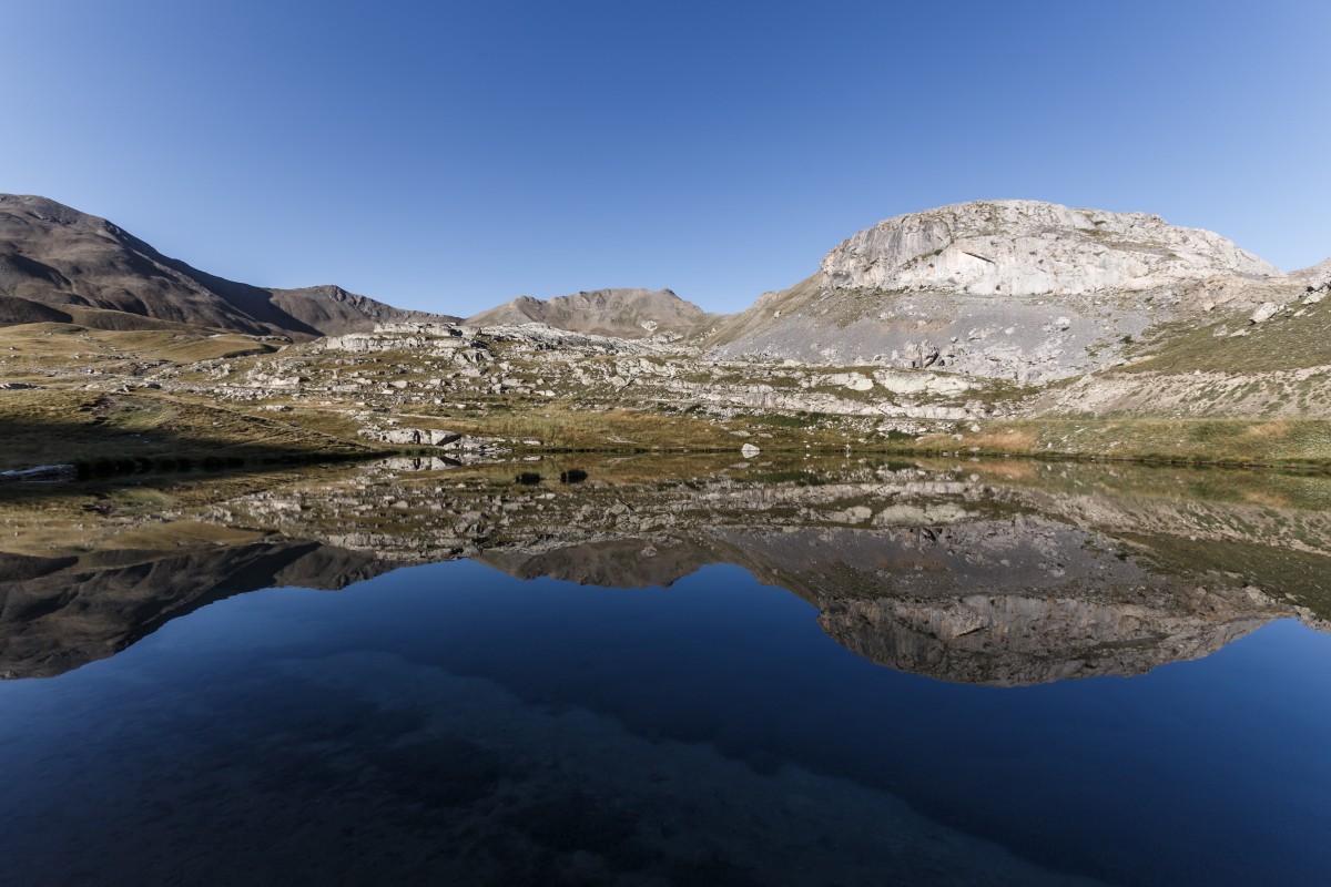 Spiegelung im Sonnenaufgang am See unterhalb des Col de la Bonette