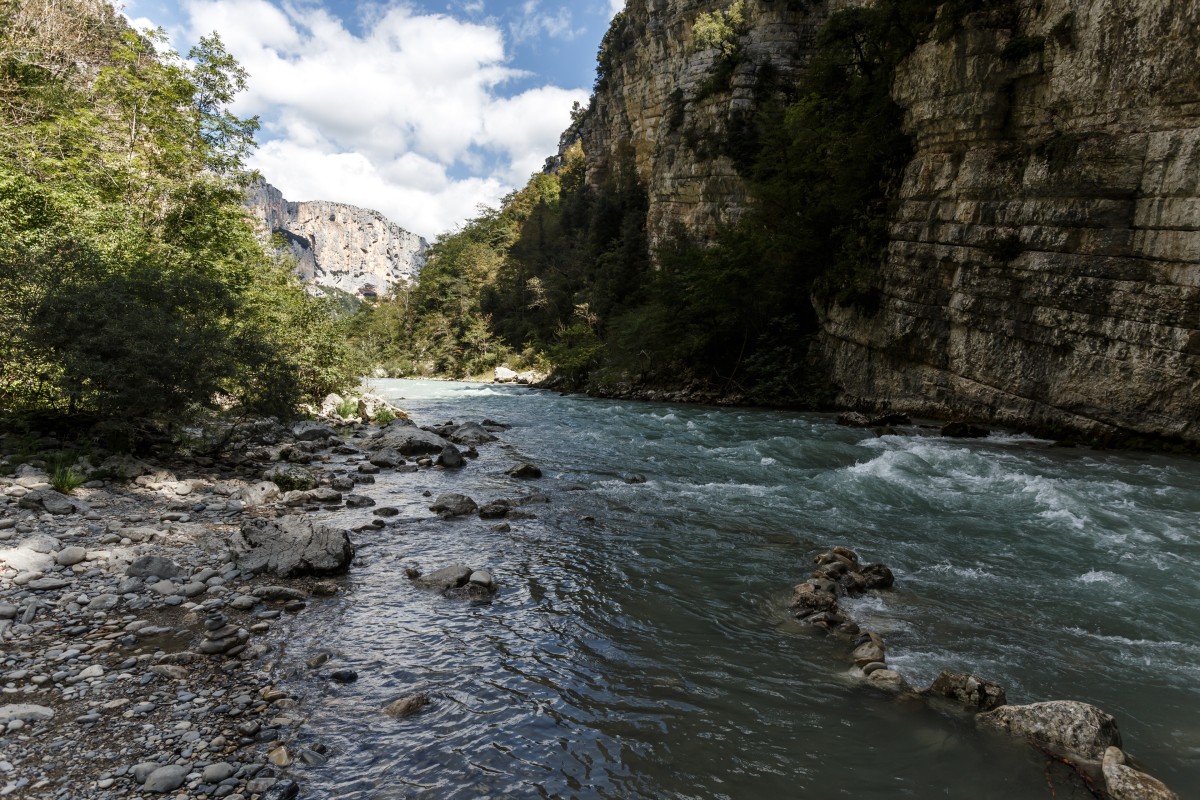 Ufer des Verdon in den Gorges du Verdon