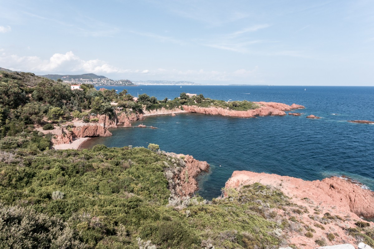 Rötliches Gestein des Massif de l'Esterel an der Côte d'Azur