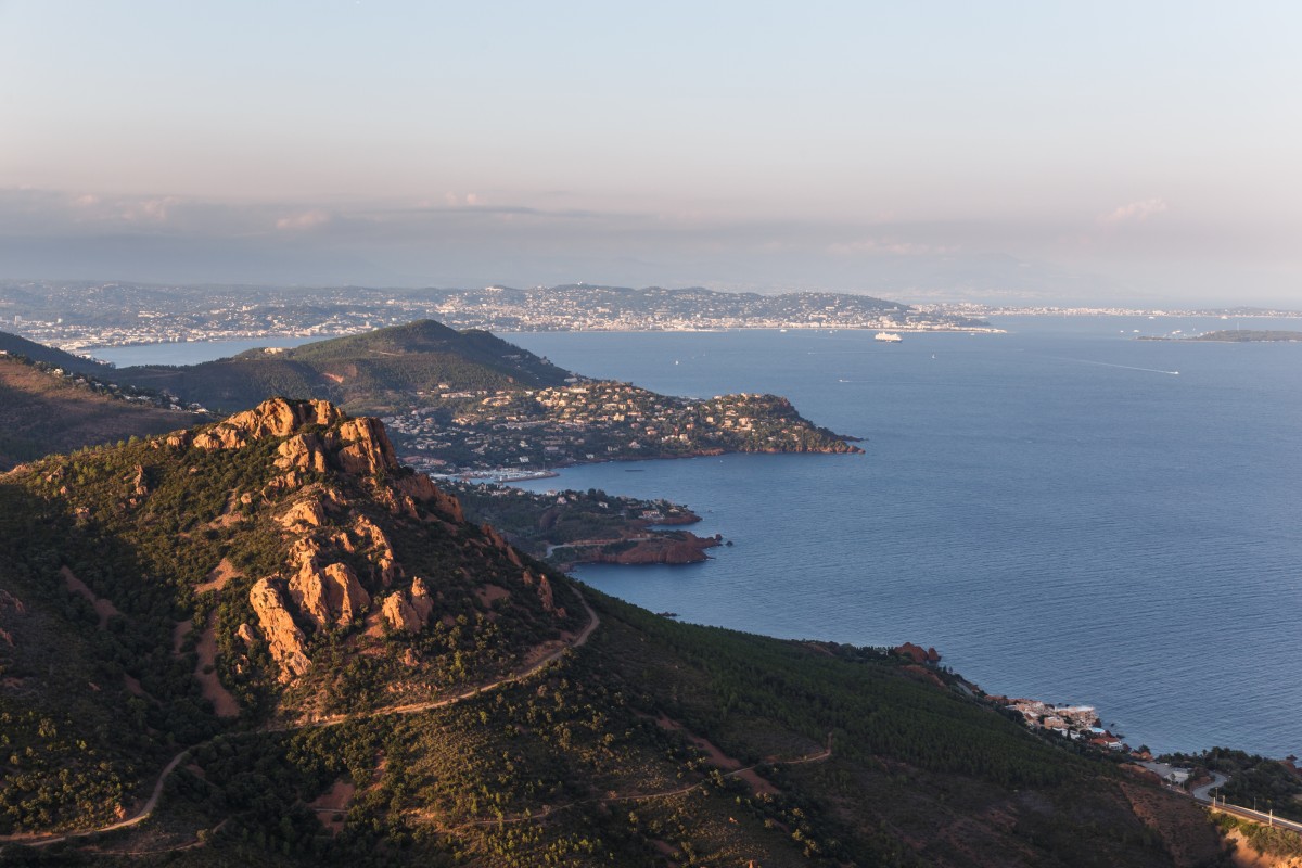 Esterel-Massiv im Sonnenuntergang mit Blick Richtung Cannes