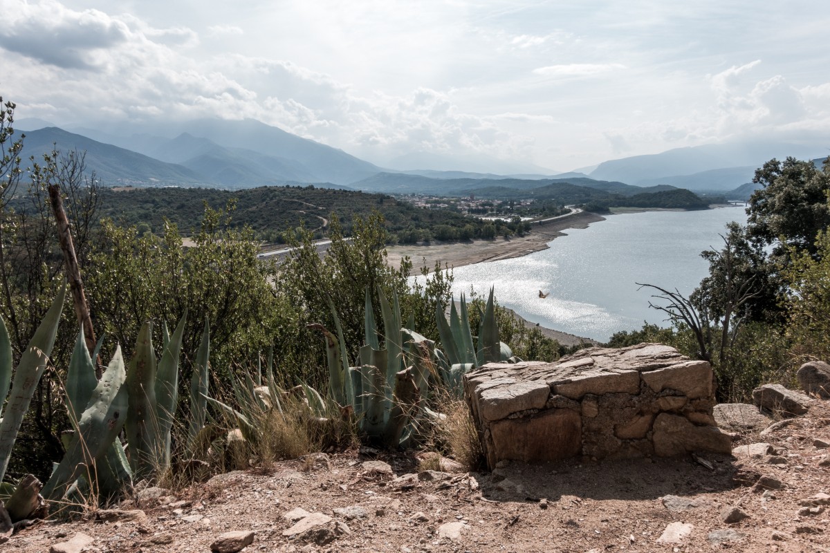 Vinça und der Pic du Canigou in den Wolken