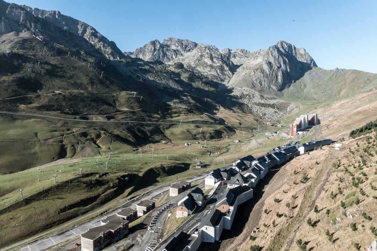 La Mongie mit Blick Richtung Col du Tourmalet im Sommer