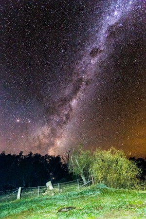 Der australische Nachthimmel und die Milchstraße über Towong