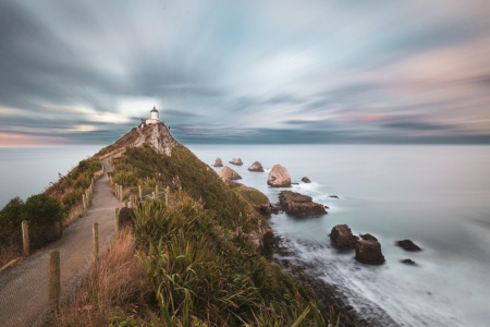 Vorüberziehende Wolken am Nugget Point Lighthouse in Neuseeland