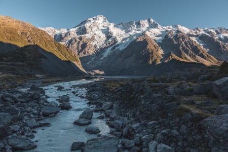 Fluss im Hooker Valley mit Blick auf Mount Sefton