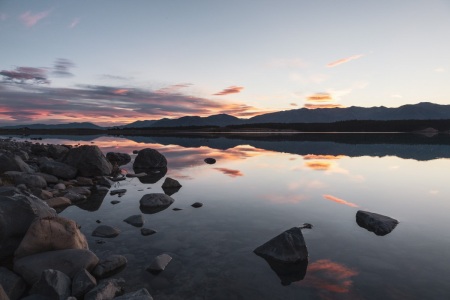 Sonnenuntergang am Lake Pukaki mit Blick auf Aoraki / Mount Cook