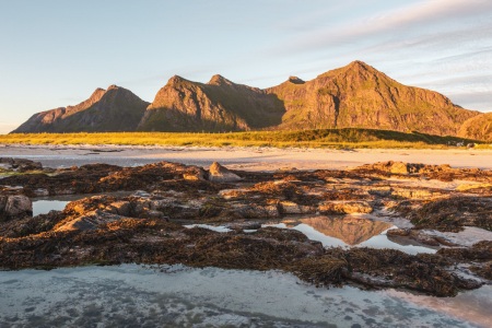 Mitternachtssonne auf den Lofoten am Strand vor Flakstad (Lofoten)