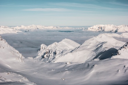 Verschneite Hänge am Parpaner Rothorn auf der Lenzerheide (Schweiz)