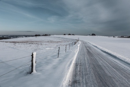 Verschneite Straße nach Herchenbach im Saarland