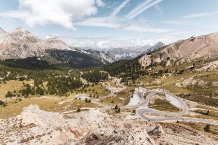 Straße zum Col d'Izoard in den französischen Alpen