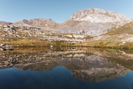 Spiegelung der Landschaft in einem See am Col de la Bonette