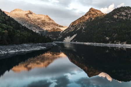 Sonnenaufgang am Lac d'Orédon im Massif du Néouvielle in den Pyrenäen