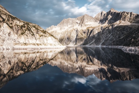 Sonnenaufgang am Lac de Cap de Long im Massif du Néouvielle in den Pyrenäen