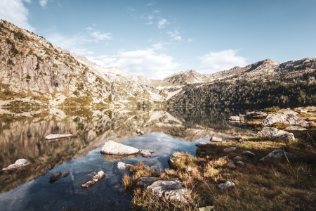 Sonnenaufgang am Lac d'Aubert im Massif du Néouvielle in den Pyrenäen