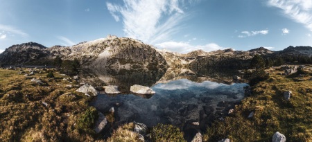 Sonnenaufgang am Lac d'Aubert im Massif du Néouvielle in den Pyrenäen