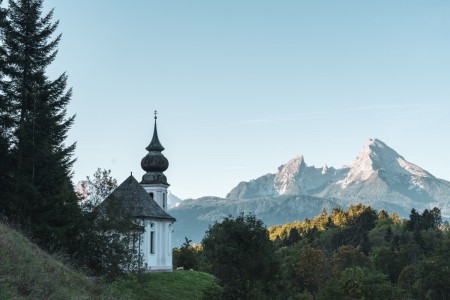 Wallfahrtskirche Maria Gern am Morgen mit Watzmann