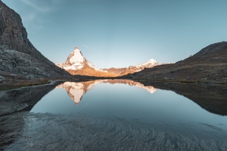 Sonnenaufgang am Matterhorn mit Spiegelung im Riffelsee