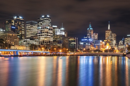 Beleuchtete Skyline von Melbourne am Yarra River