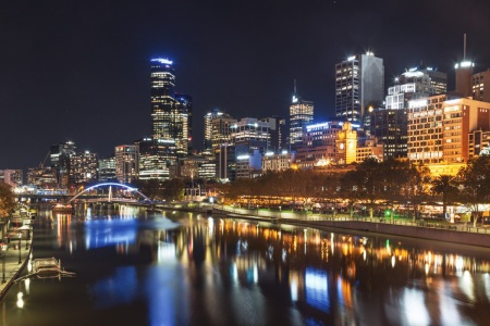 Beleuchtete Skyline von Melbourne am Yarra River