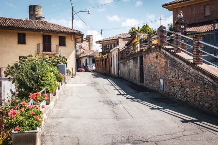 Straßenszene im Piemont
