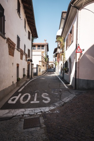 Straßenszene im Piemont