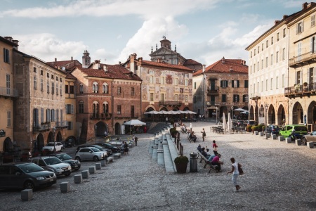 Platz in der Oberstadt von Mondovì im Piemont