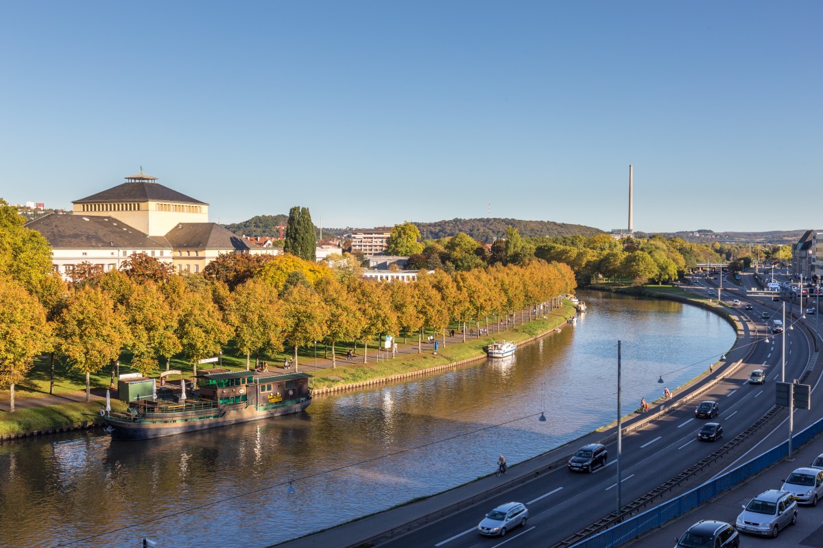 Herbst am Saarbrücker Schloss mit Blick auf das Staatstheater und die Saar