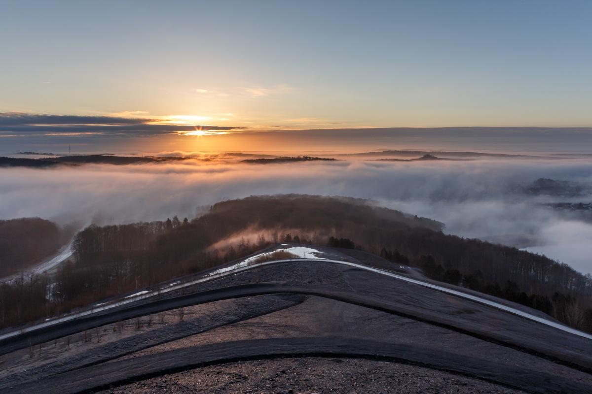 Sonnenaufgang an der Bergehalde Göttelborn im Saarland