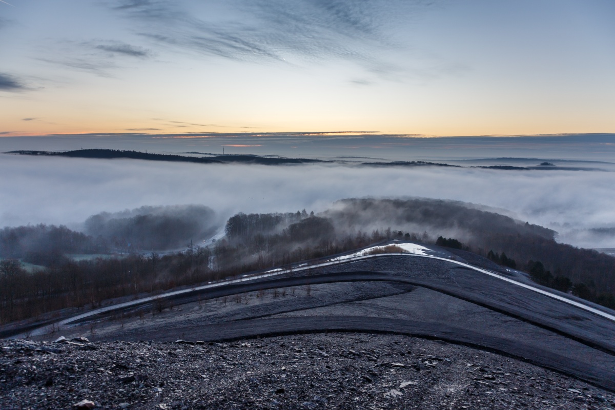 Sonnenaufgang an der Bergehalde Göttelborn im Saarland