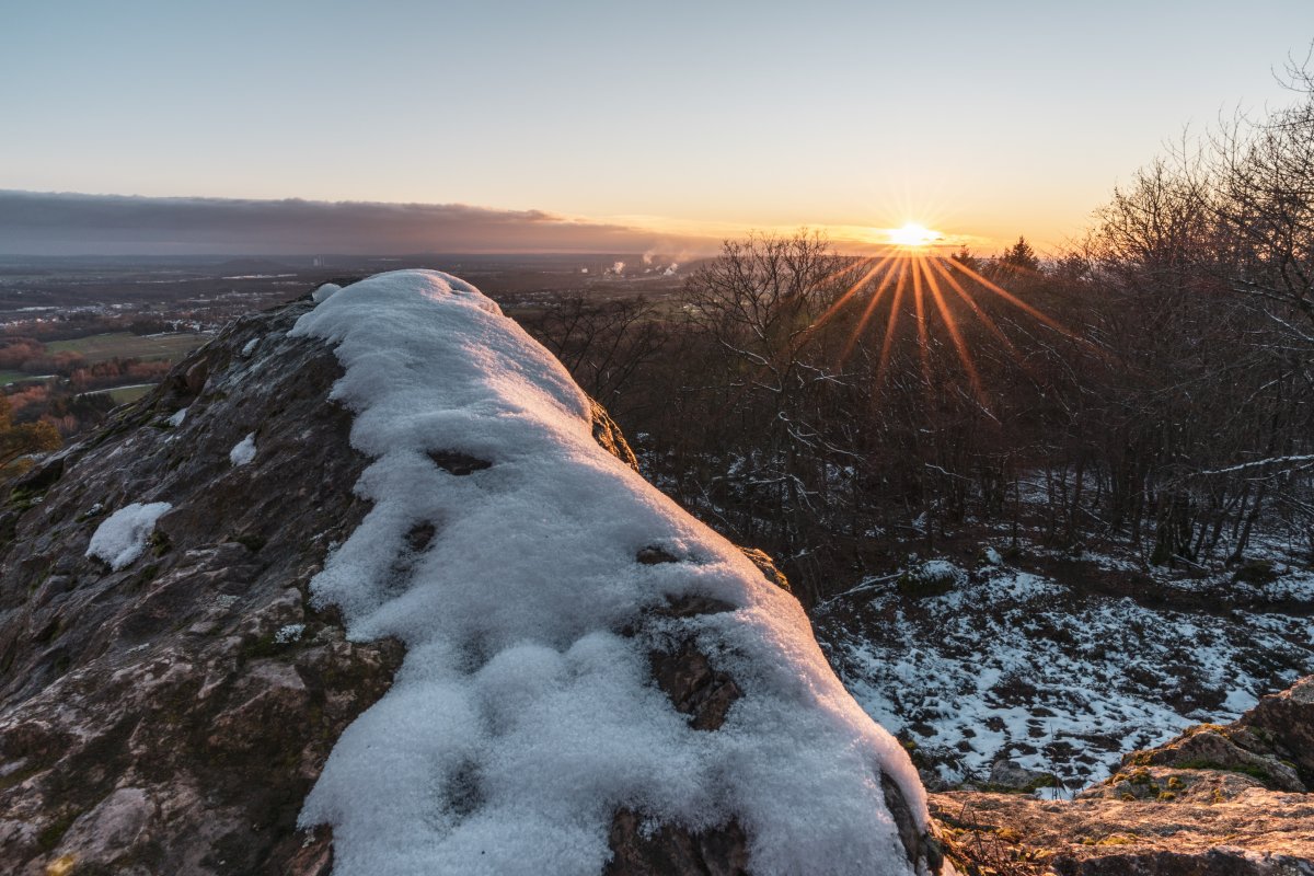 Winterlicher Sonnenuntergang am Litermont im Saarland