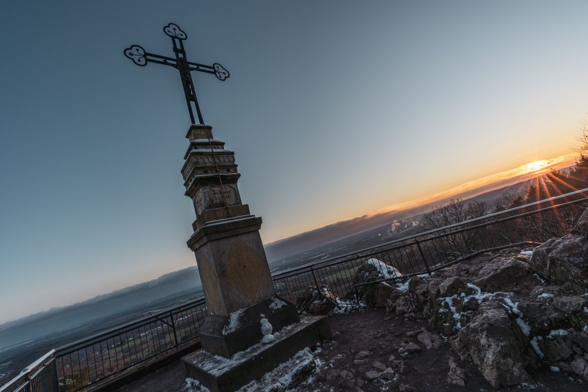 Winterlicher Sonnenuntergang am Litermont im Saarland