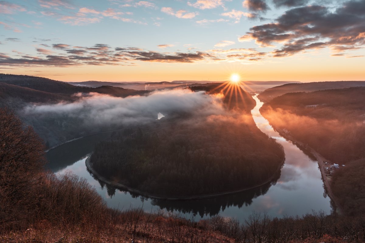 Sonnenaufgang an der Saarschleife im Winter mit Nebel