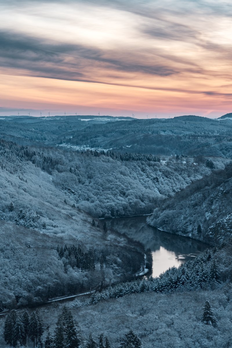 Sonnenaufgang an der Saarschleife im Winter mit Schnee