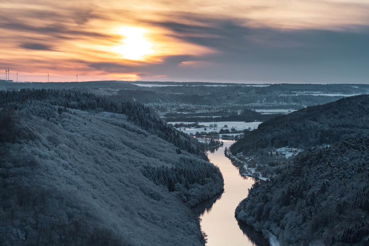 Sonnenaufgang an der Saarschleife im Winter mit Schnee