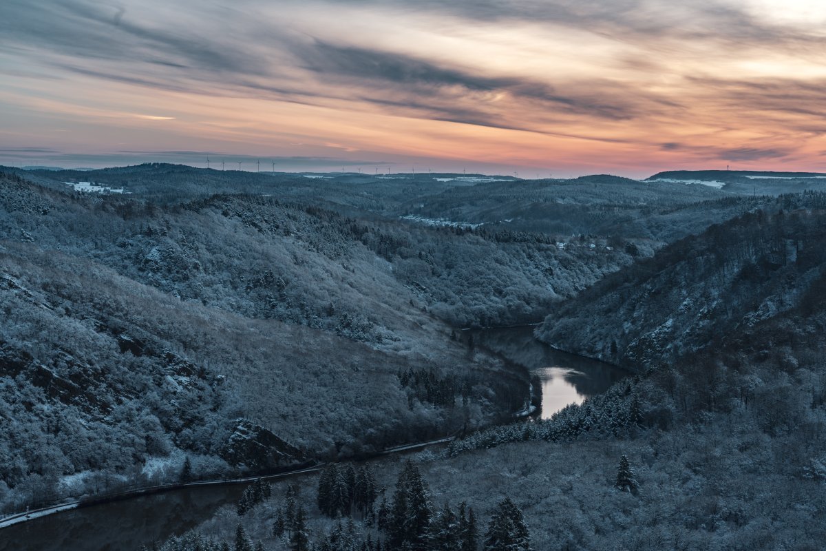 Sonnenaufgang an der Saarschleife im Winter mit Schnee