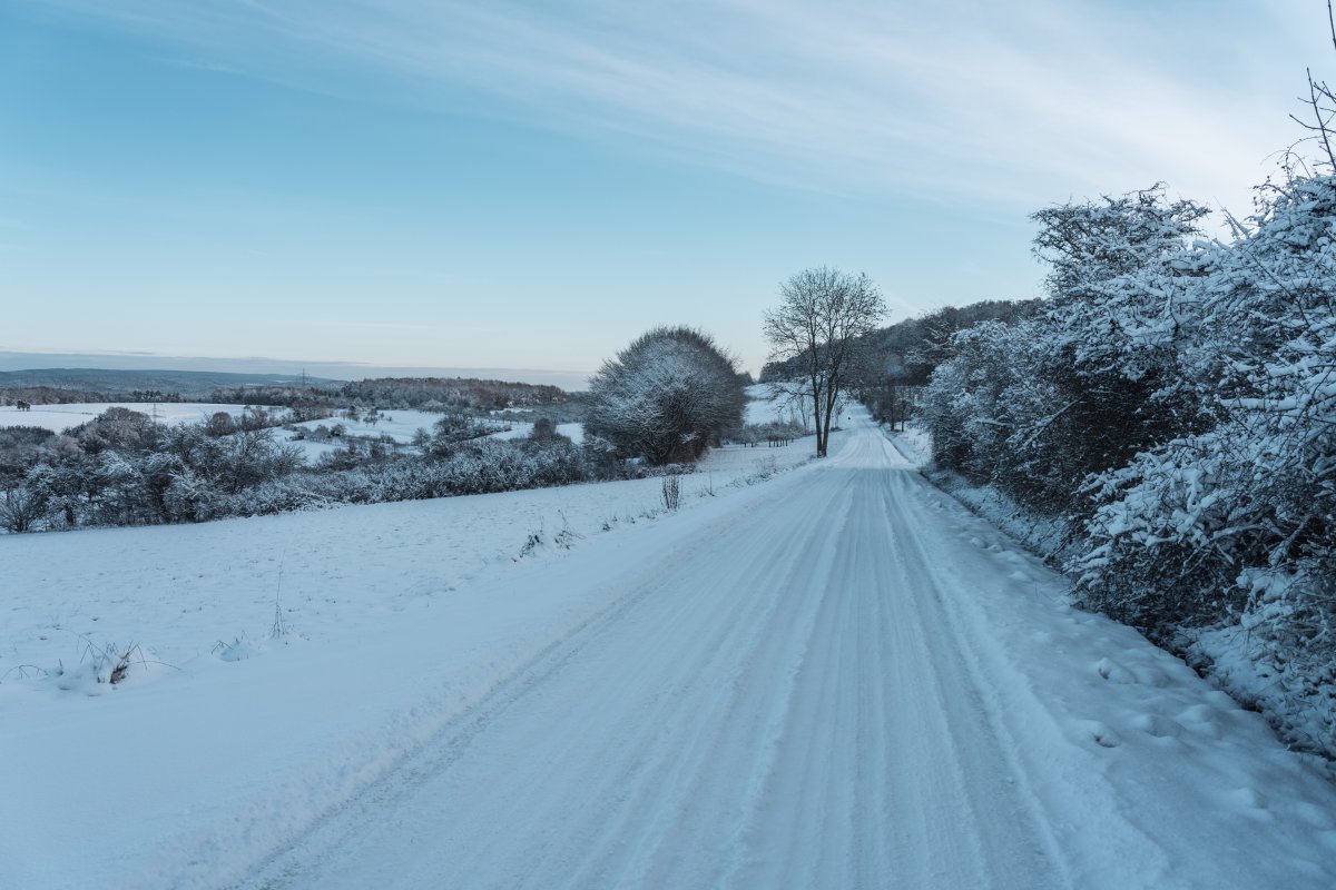 Verschneite Straße im Saarland