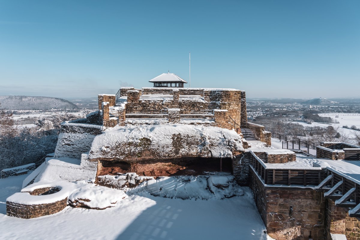 Teufelsburg in Felsberg bei Überherrn im Winter mit Schnee