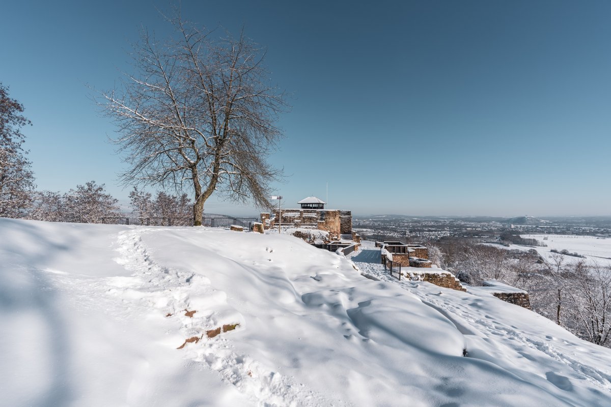 Teufelsburg in Felsberg bei Überherrn im Winter mit Schnee