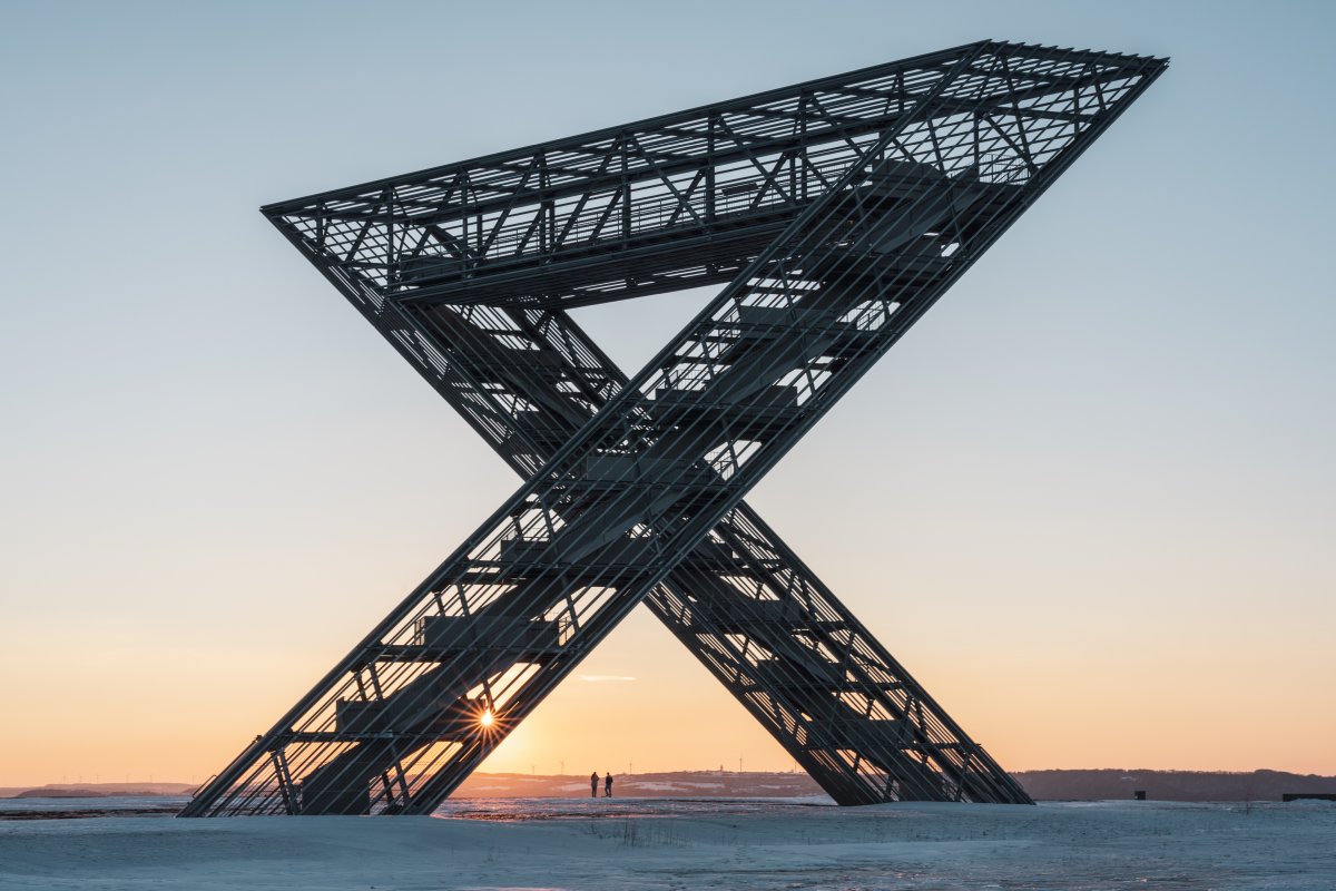 Sonnenuntergang am Saarpolygon im Winter mit Schnee